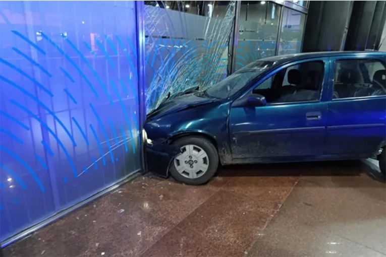 Albañil estrelló su auto contra un banco porque no le aprobaron un crédito