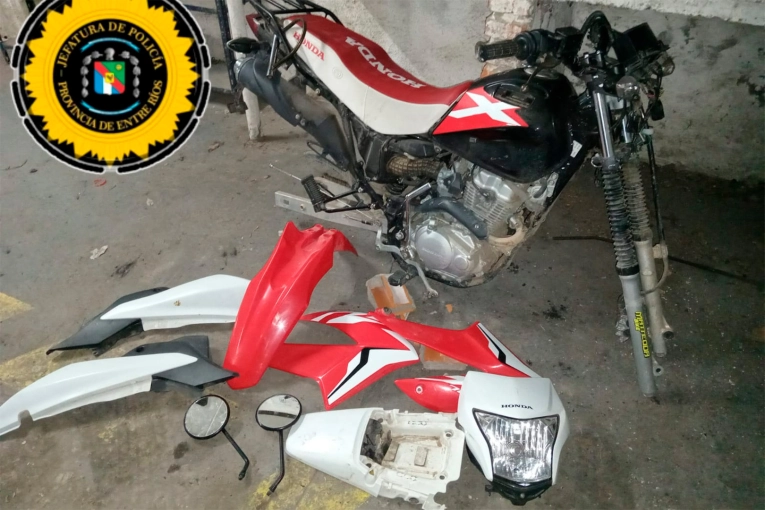 Moto robada en Viale: obligados por sus padres, dos jóvenes se presentaron en la comisaría