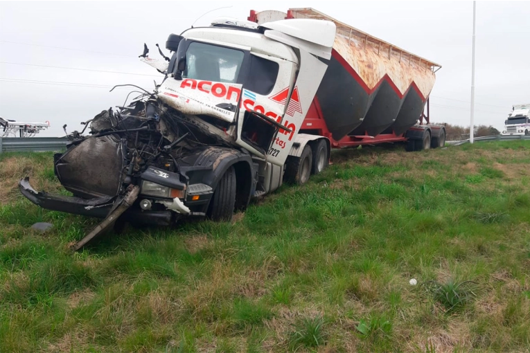 Dos camiones chocaron en la ruta 14 y unos de los conductores resultó herido