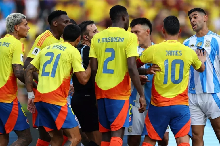 Video: el polémico penal de VAR para el segundo gol de Colombia ante Argentina