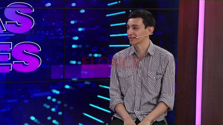 El joven Abel Vel&aacute;zquez se recibi&oacute; como profesor y celebr&oacute; su primer d&iacute;a.