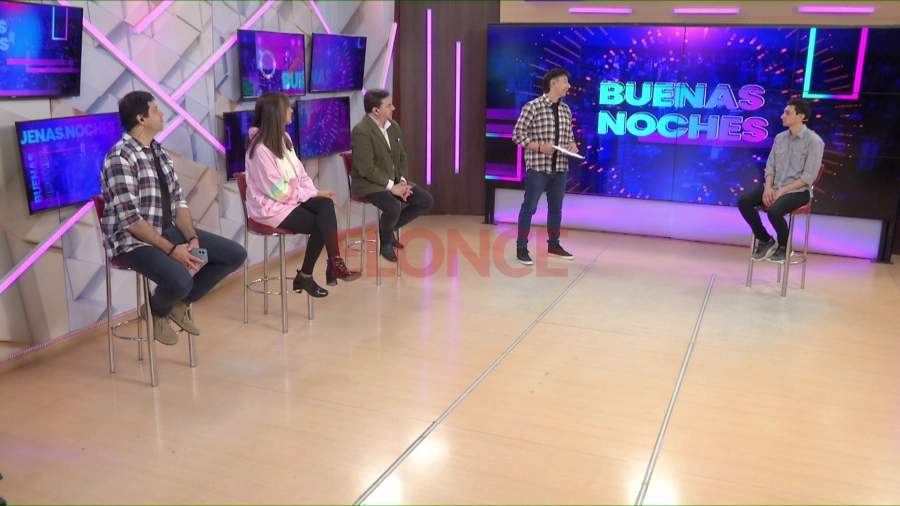 Abel Vel&aacute;zquez junto al equipo de Buenas Noches