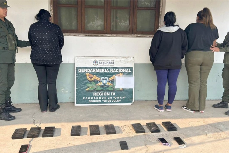 Detuvieron a tres mujeres que llevaban 9 kilos de cocaína adosados a sus cuerpos