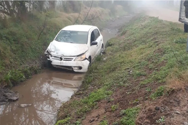 Alcoholizado salió de una fiesta y terminó en un zanjón tras chocar cuatro autos