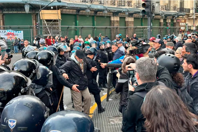 Veto a la ley de movilidad jubilatoria: hubo incidentes frente al Congreso