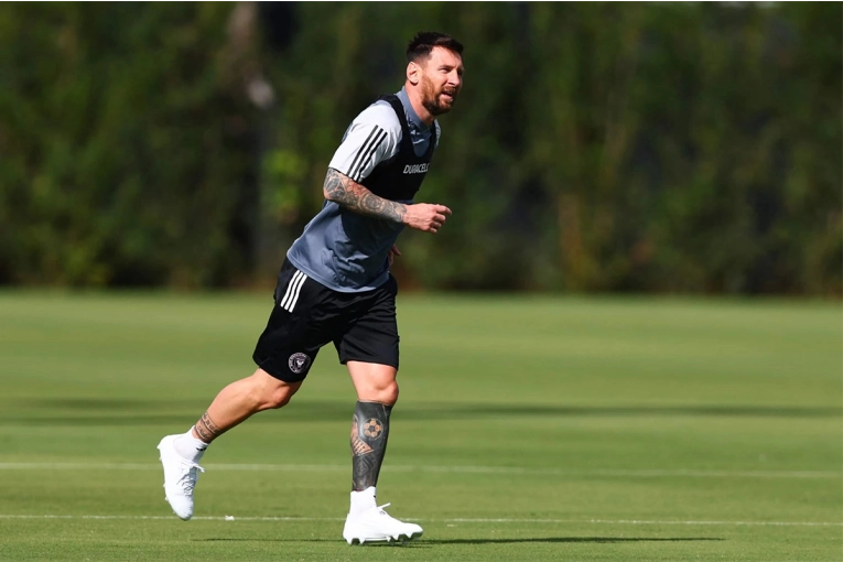 Messi entrenó de manera diferenciada por gripe, pero su regreso sigue en camino