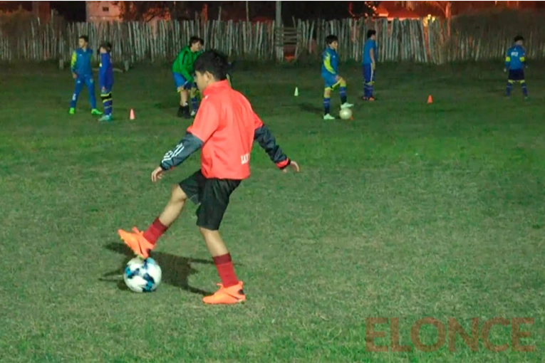 Le robaron el bolso con camisetas a entrenador de club paranaense y buscan recuperarlas