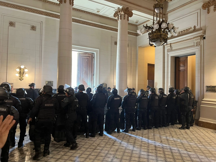 Presencia policial en la Legislatura santafesina. (foto: Omar Vega, de LT9)