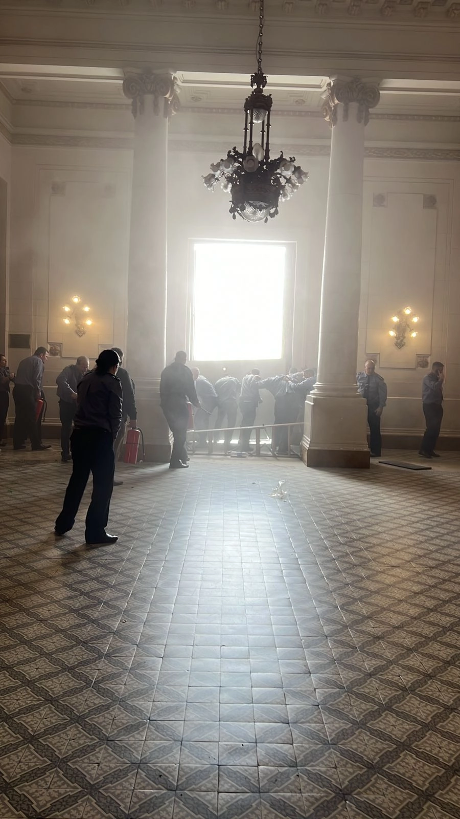 Disturbios en la Legislatura santafesina. (foto: Omar Vega, de LT9)