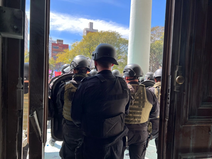 Presencia policial en la Legislatura santafesina. (foto: Omar Vega, de LT9)