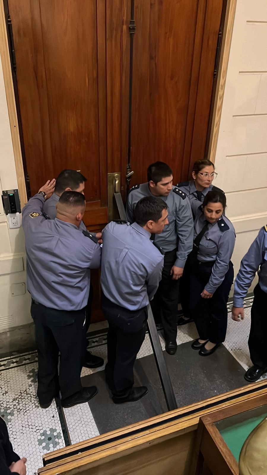 Presencia policial en la Legislatura santafesina. (foto: Omar Vega, de LT9)