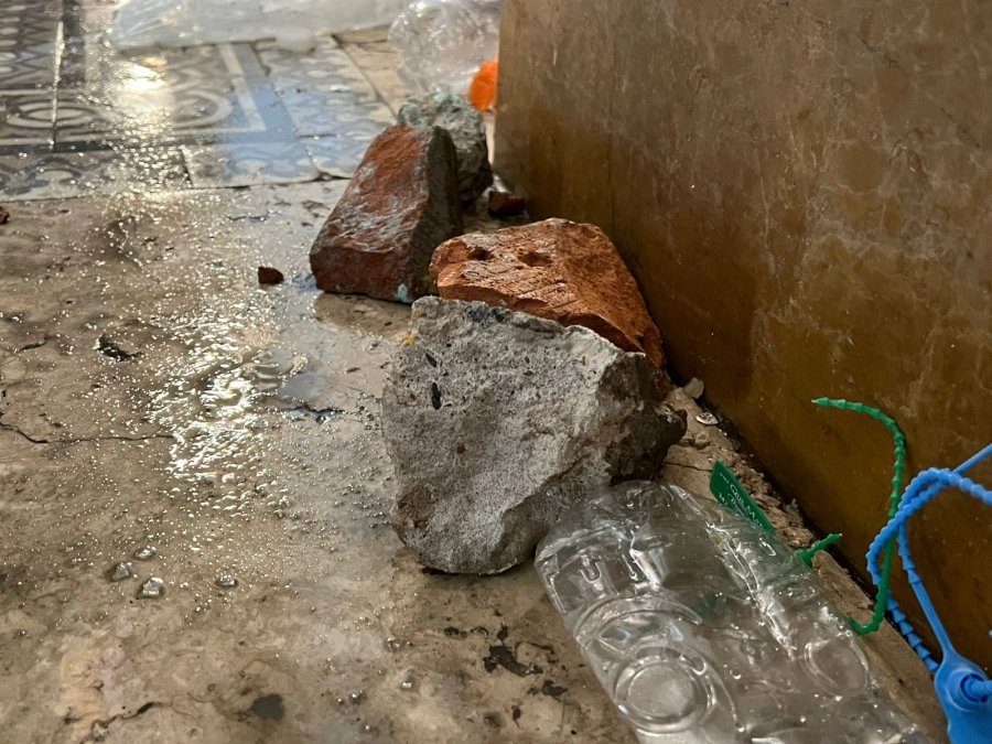 Las piedras arrojadas por manifestantes en la Legislatura santafesina. (foto: Omar Vega, de LT9)