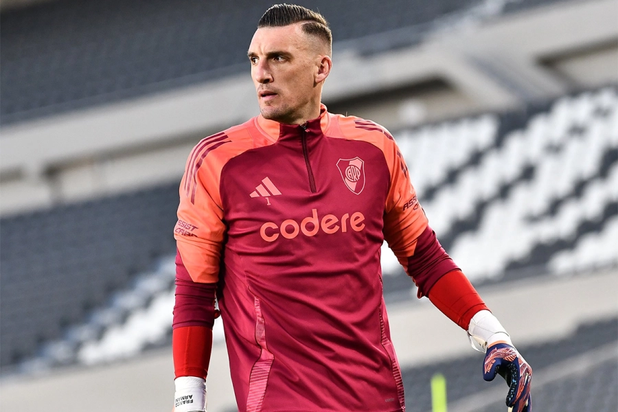 Armani esta al borde de amarillas.