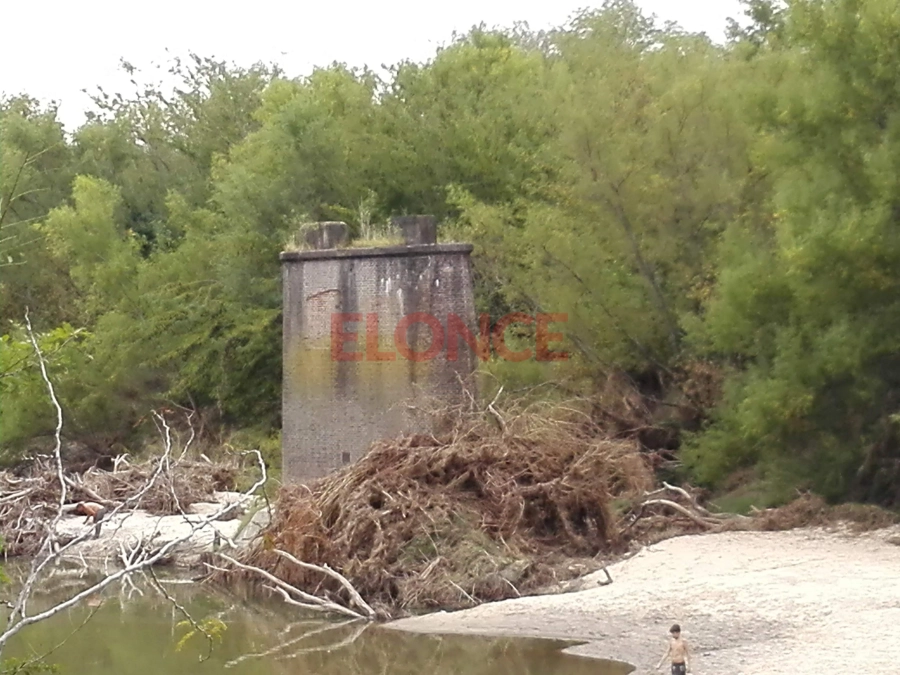 Los restos del puente La Picada. (foto: Elonce)