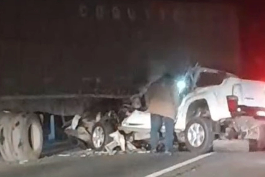 La camioneta quedó incrustada bajo el camión-Los Primeros