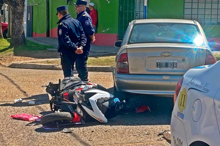 Una mujer fue hospitalizada tras el choque entre un auto y una moto en Concordia