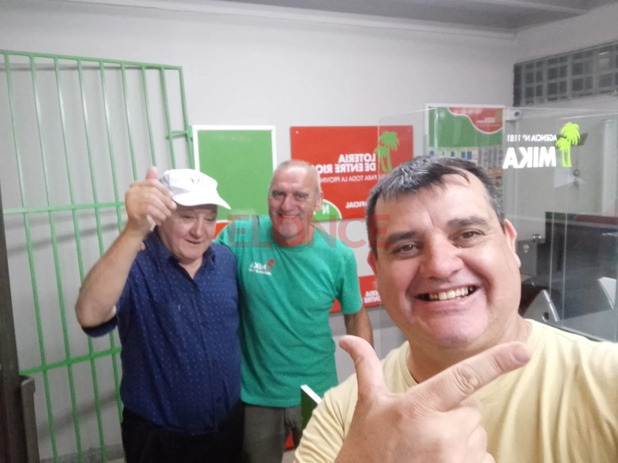 El agenciero junto a sus clientes. (foto: Elonce)