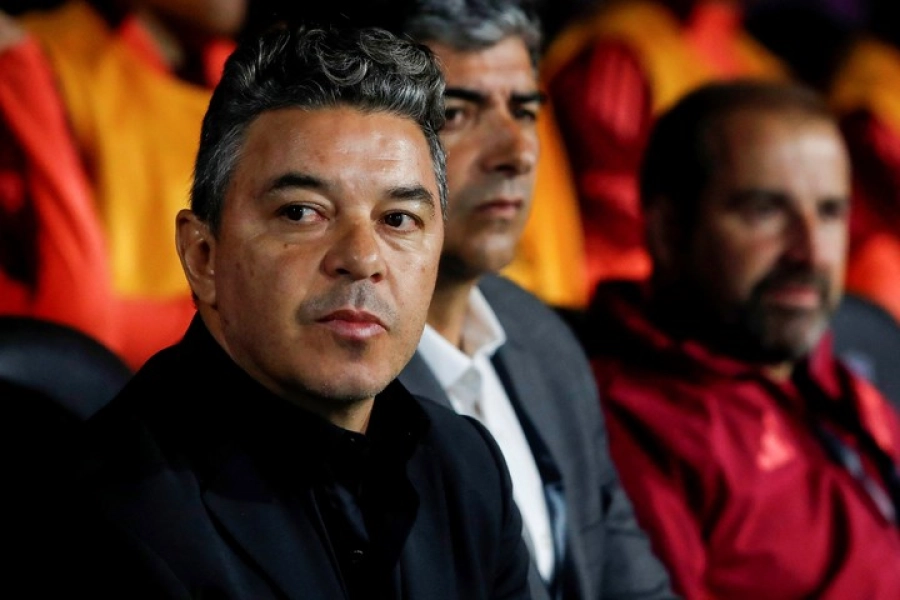 Marcelo Gallardo en el banco de suplentes.