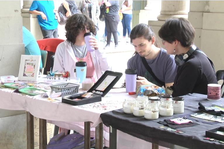 Estudiantes universitarios realizaron una feria para ofrecer sus productos y emprendimientos