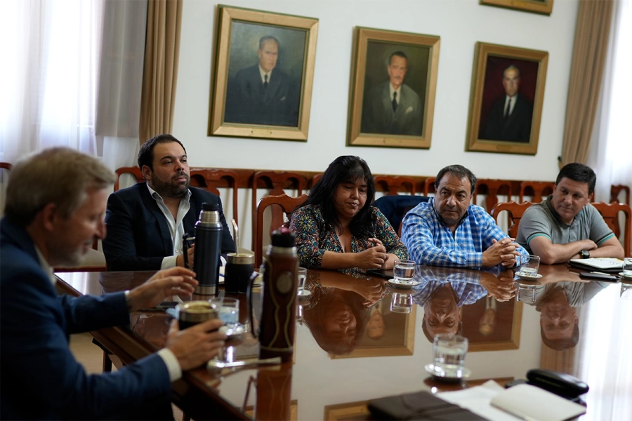 Frigerio con senadores del justicialismo. (foto: Gobierno de Entre R&iacute;os)