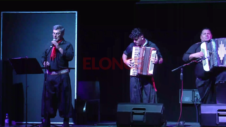 Hugo Vel&aacute;zquez y su conjunto. Foto: Elonce