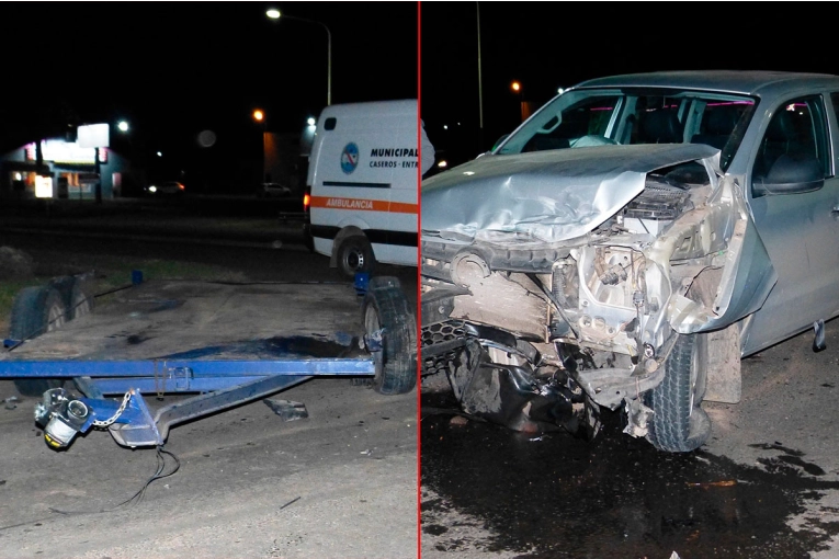 Chocaron una camioneta y auto que transportaba un tráiler con otro vehículo arriba