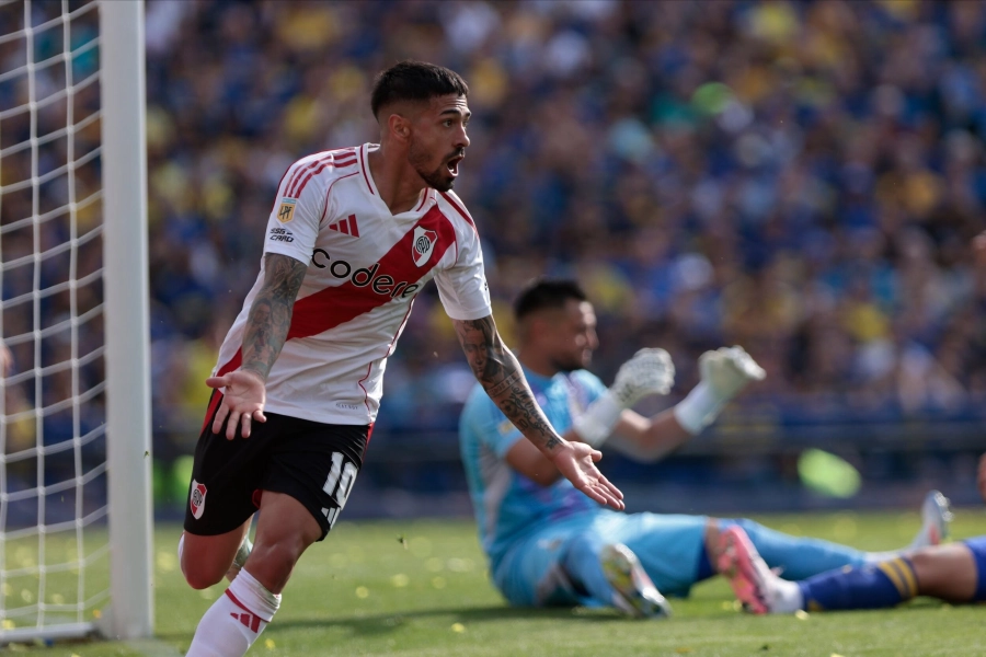 Manuel Lanzini festeja el gol durante el partido de que disputan Boca y River.