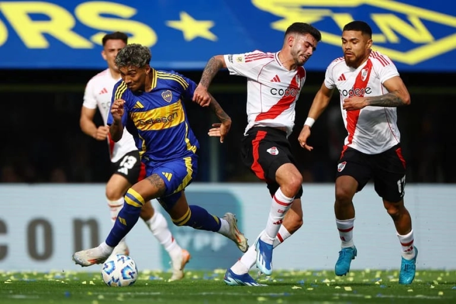 Cristian Medina, como todo Boca, no encuentra el camino para igualar el partido en la Bombonera.