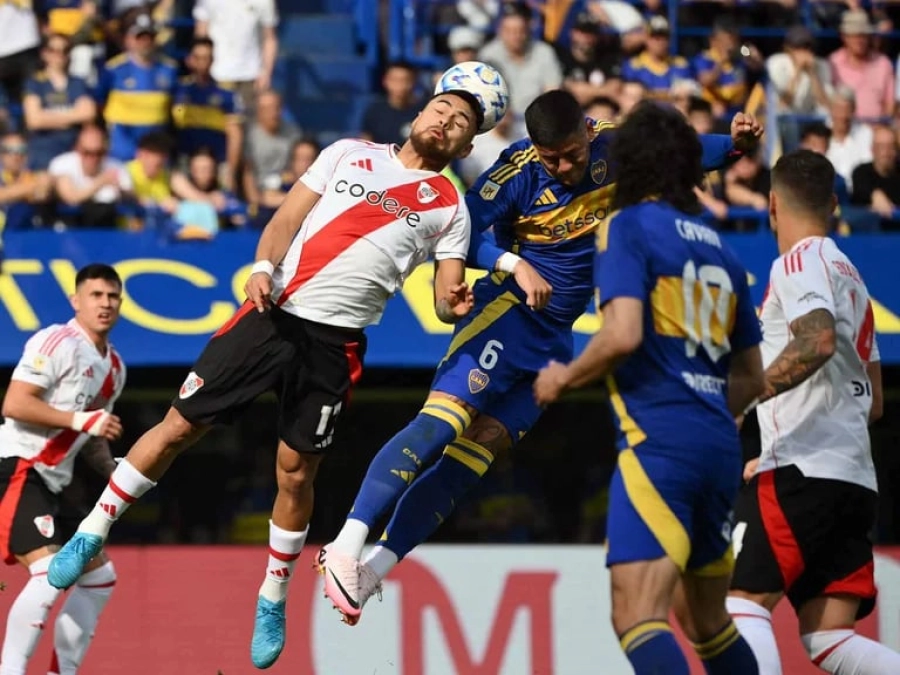 Marcos Rojo contra Paula Díaz, en una acción del Superclásico entre Boca y River.