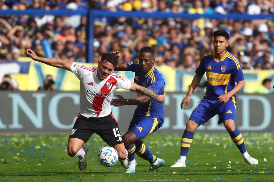 Enzo Díaz lucha por la pelota con Luis Advíncula