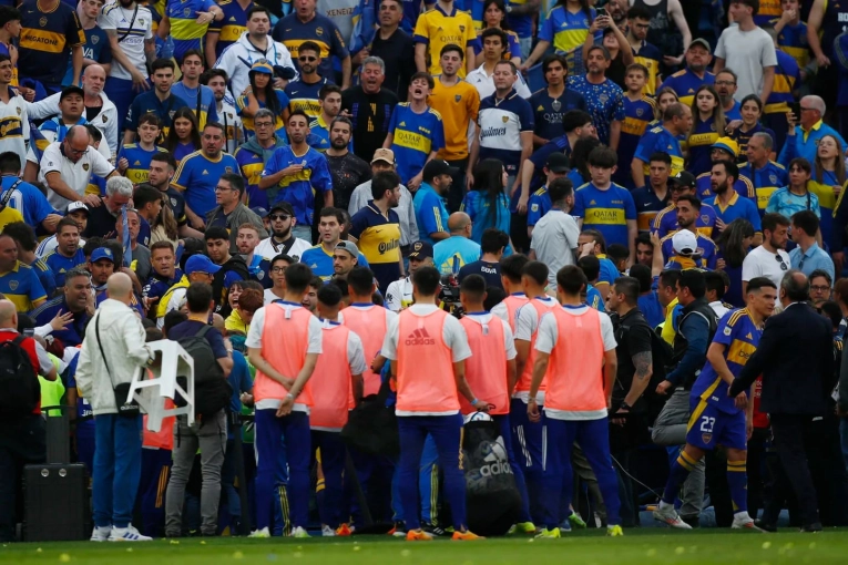 Feroz cruce de “Chiquito” Romero con hinchas de Boca tras el Superclásico: video