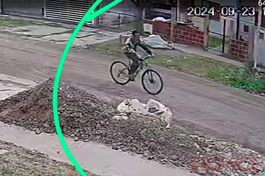 Una c&aacute;mara de seguridad vecinal capt&oacute; el momento en que el ladr&oacute;n se alejaba en la bicicleta robada