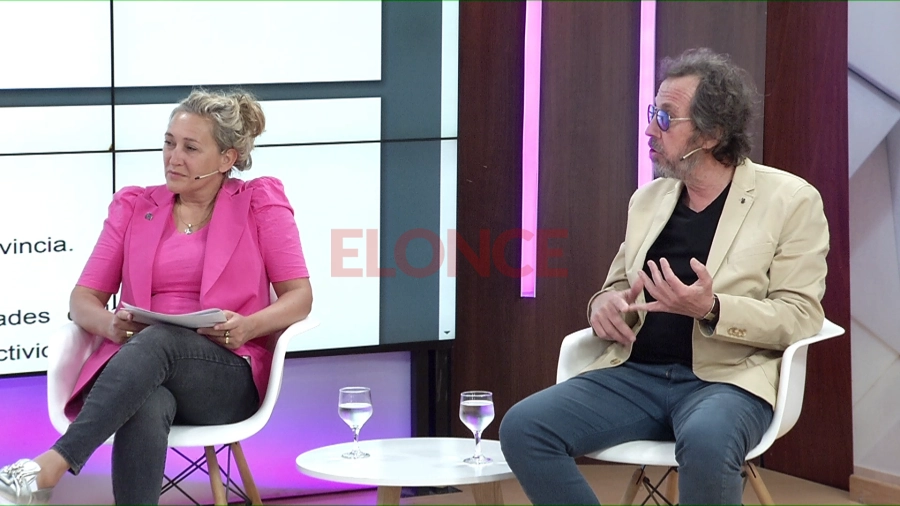 Emilio Fouces, presidente del CAE, y D&eacute;bora Todoni, diputada de La Libertad Avanza. Foto: Elonce.