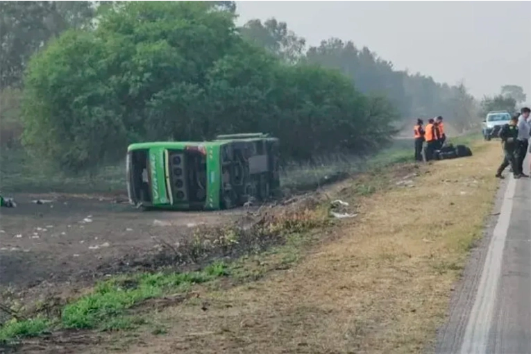 Cuatro muertos tras el choque entre un colectivo y un auto