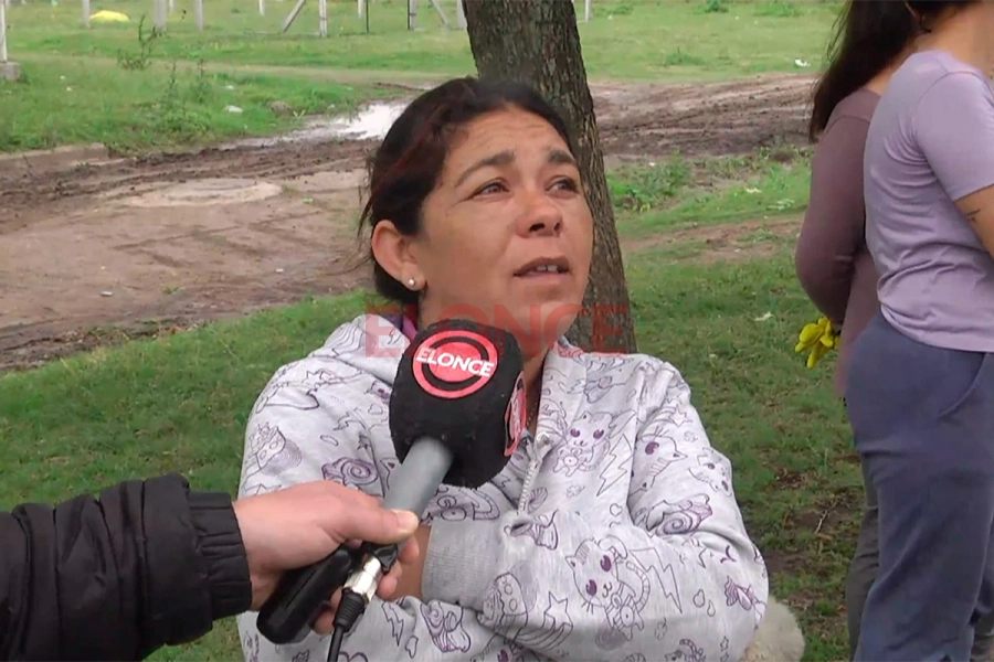 El dolor de la mujer al ver su casa destruida. (foto: Elonce)