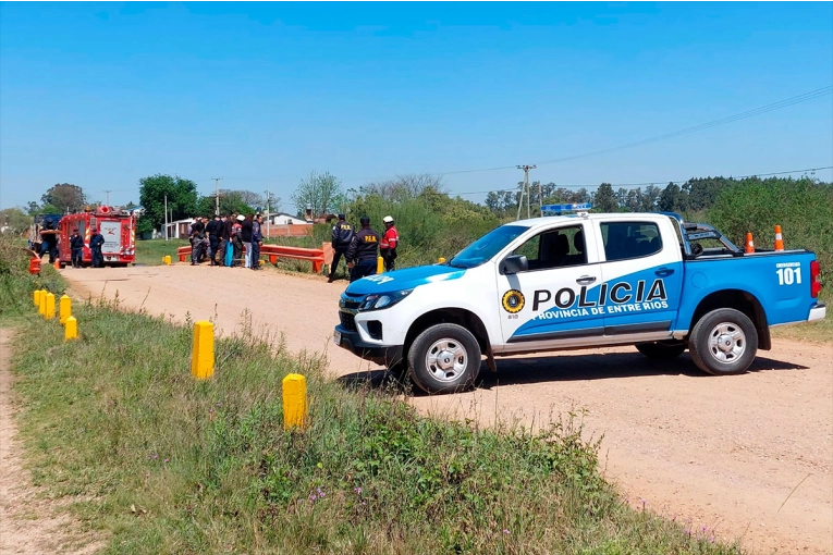 Hallaron muerto a motociclista que chocó y cayó en la alcantarilla de un arroyo