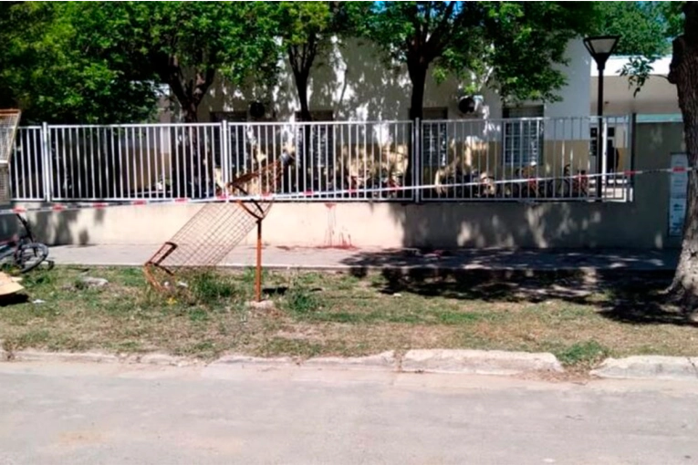 Cinco mujeres fueron detenidas tras brutal agresión a una madre frente a una escuela