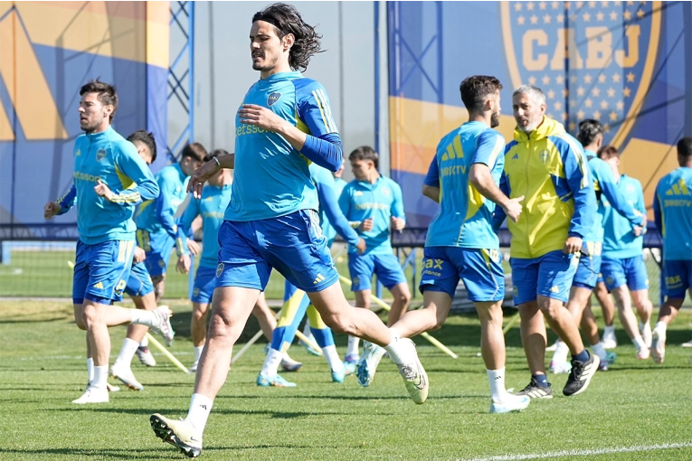 Boca se entrenó con una ausencia inesperada y el DT interino empieza a definir el equipo