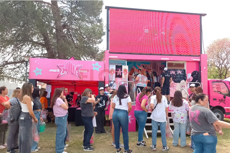 Emilia Mernes: El 'Merch Bus' llegó a Nogoyá y atrajo a una gran cantidad de fanáticos