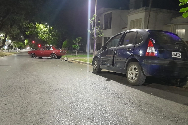 Conductor alcoholizado chocó contra un auto estacionado en Paraná