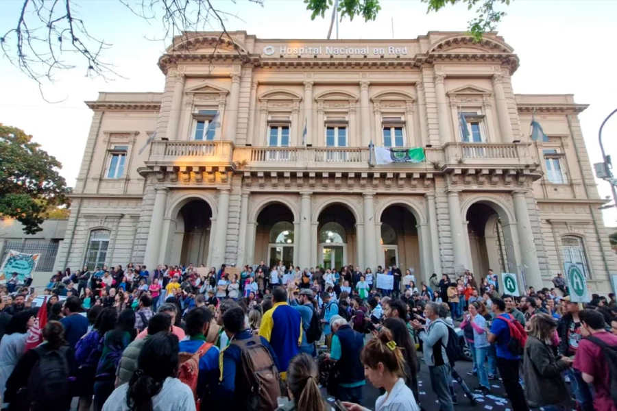 Trabajadores del Hospital Nacional de Salud Mental  Bonaparte resisten el cierre con un abrazo simb&oacute;lico y un acampe frente al edificio (Foto: ATE).