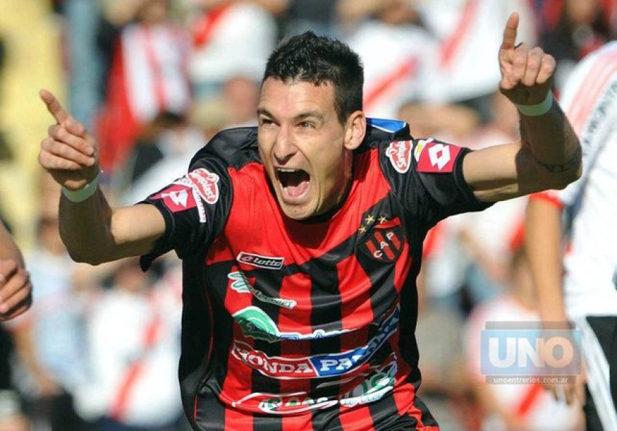 El gol de Leo Acosta a River en la Primera Nacional. (Foto: UNO)