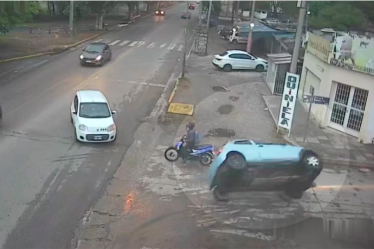 Video: por esquivar un auto, volcó y terminó arriba de la vereda