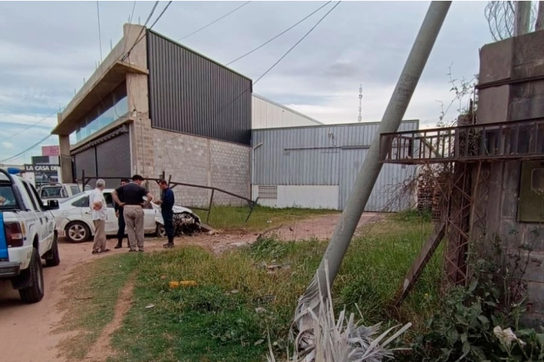 Vehículo chocó contra un portón tras pasar una loma de burro a alta velocidad