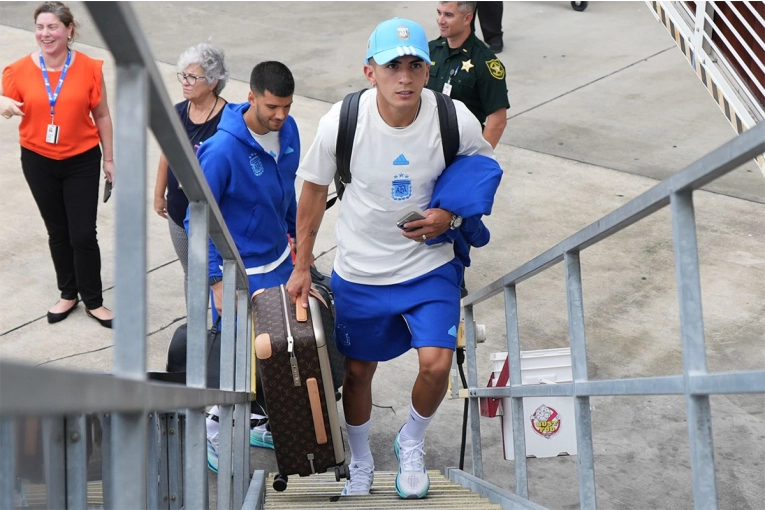 La Selección Argentina partió rumbo a Venezuela pese a las complicaciones por el huracán Milton