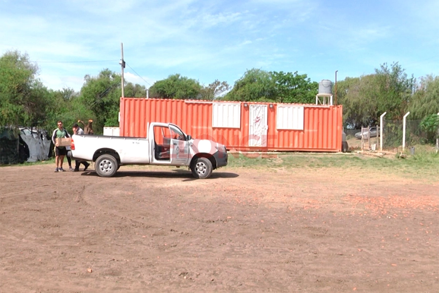 El merendero funciona dentro de un contenedor, donde los niños del barrio reciben su merienda y realizan actividades recreativas.