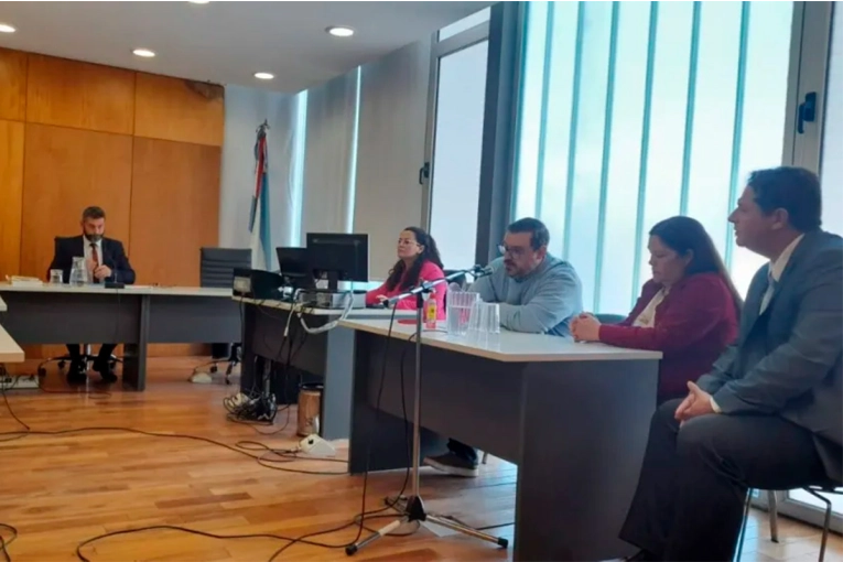 Ex funcionaria del CGE acordó el pago de una multa por haber firmado cheques en blanco