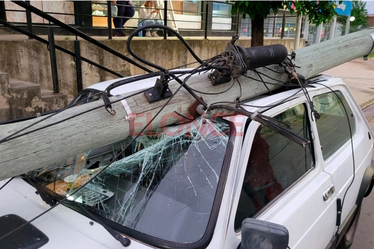 Cayó un poste de luz sobre un auto: investigan si estuvo involucrado otro vehículo