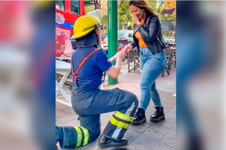 Video: la romántica propuesta de casamiento de bombero entrerriano a su novia