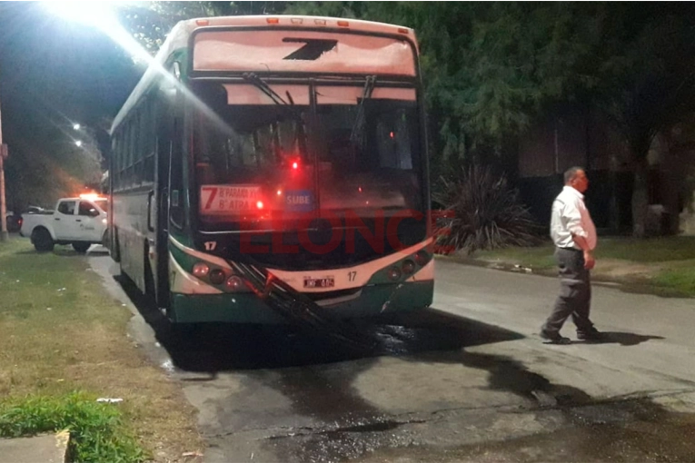 Un colectivo urbano se incendió en plena marcha en Paraná: los pasajeros lograron descender